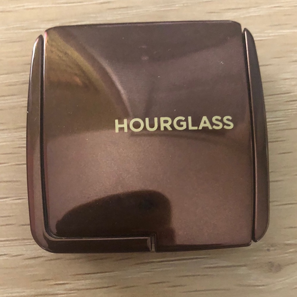 Hourglass Mini Ambient Lighting Powder Diffused